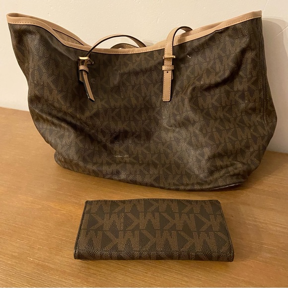 Michael Kors Jet Set Travel Tote Bag (Monogram) w/ wallet - Picture 3 of 6